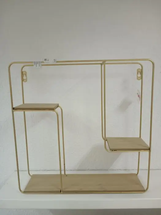 Slika oglasa Zidna polica u zlatnoj boji